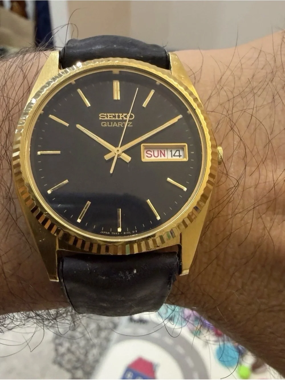 Vintage Seiko 7N43-8A10 Mens Gold Tone Fluted Bezel Black Dial Quartz Watch Day